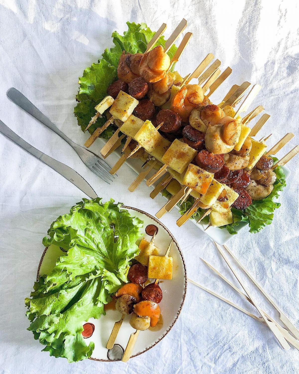 Brochette de Noix de St Jacques, chorizo et polenta frite